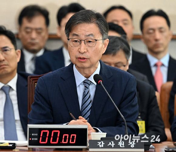 최재해 감사원장이 16일 국회 법제사법위원회에서 열린 감사원에 대한 국정감사에서 의원 질의에 답하고 있다. [사진=곽영래 기자]