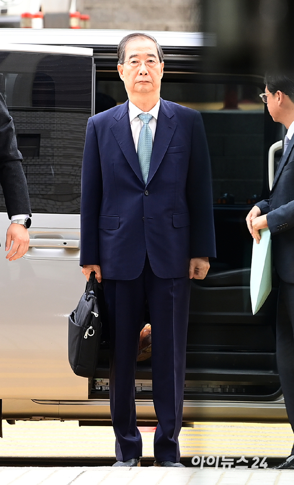 한덕수 전 국무총리가 27일 오후 서울중앙지법에 내란 우두머리 방조, 위증, 허위공문서 작성 등의 혐의로 구속 전 피의자 심문(영장실질심사)을 받기 위해 출석하고 있다. [사진=정소희 기자]