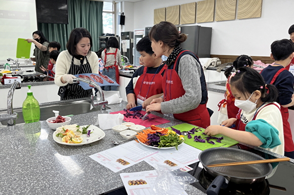 건강식 원데이클래스 프로젝트 프로그램이 진행되고 있다. [사진=순창군 ]