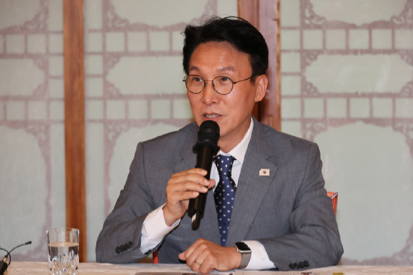 김민석 국무총리(가운데)가 6일 서울 종로구 삼청동 총리공관에서 열린 고위당정협의회에서 더불어민주당 김병기 대표 직무대행 겸 원내대표(오른쪽), 강훈식 대통령 비서실장과 기념촬영을 하고 있다. 2025.7.6 [사진=연합뉴스]