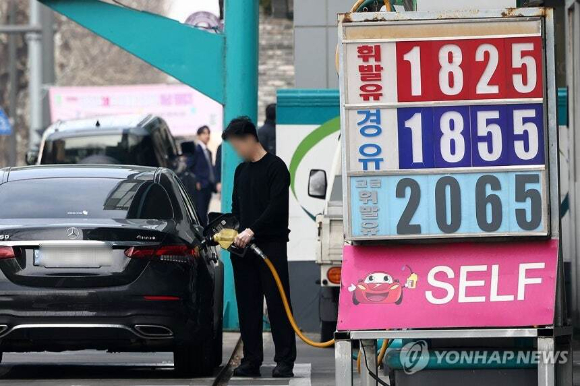 지난달 28일(현지시간) 발발한 미국과 이스라엘의 이란 공습 여파로 국내 주유소 휘발유와 경유 가격이 가파르게 상승하고 있는 5일 서울의 한 주유소에 유류 가격이 표시돼 있다. [사진=연합뉴스]