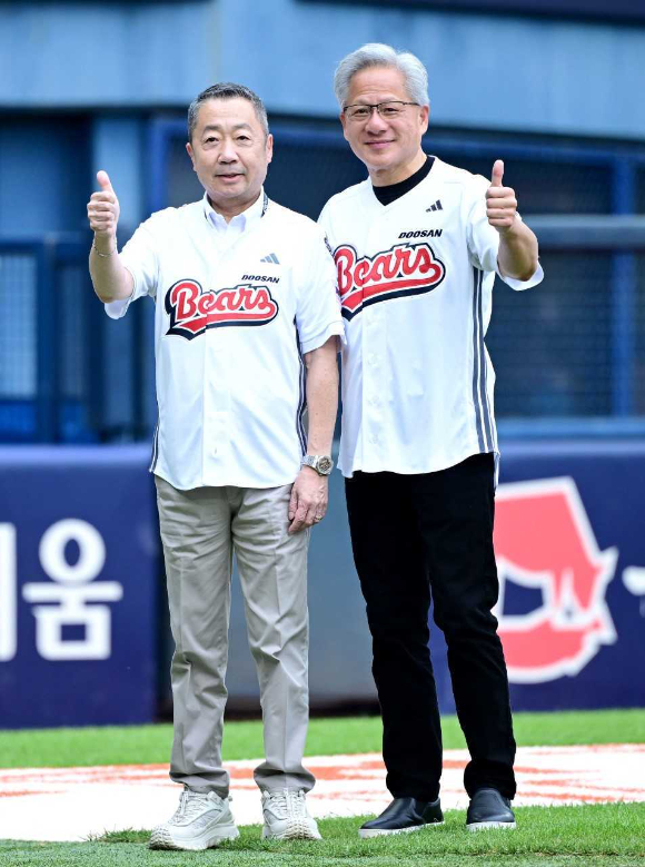 7일 두산 베어스 홈경기가 열린 잠실야구장에서 박정원 두산그룹 회장(왼쪽)과 젠슨 황 엔비디아 CEO가 시구-시타 행사 후 활짝 웃고 있다. [사진=두산그룹]