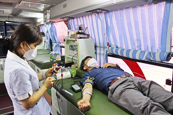지난 25일 포스코 체인지업그라운드 관계자가 헌혈을 하고 있다. [사진=포스코]