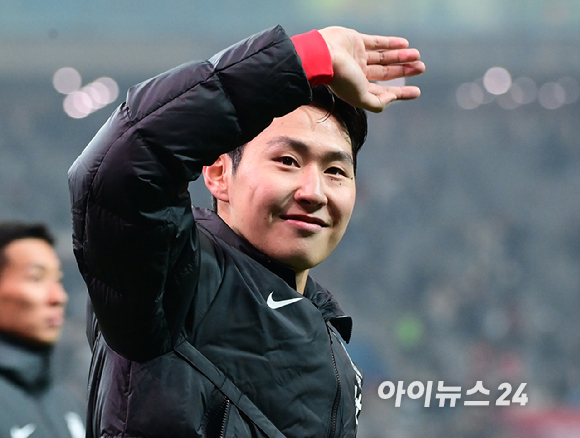 팬들에게 인사하는 이강인. [사진=정소희 기자]