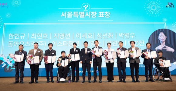 지난 17일 '2025년 서울특별시 장애인 체육인의 밤'에서 서울특별시장 표창을 수상한 이종훈 CJ대한통운 경영지원실장 (오른쪽 세 번째)