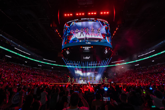 그룹 아이들이 지난 1일(현지시간)부터 3일까지 미국 로스앤젤레스 크립토닷컴 아레나에서 열린 K-팝 팬&아티스트 페스티벌 '케이콘 엘에이 2025(KCON LA 2025)' 무대에서 열띤 공연을 펼치고 있다. [사진=CJ ENM]