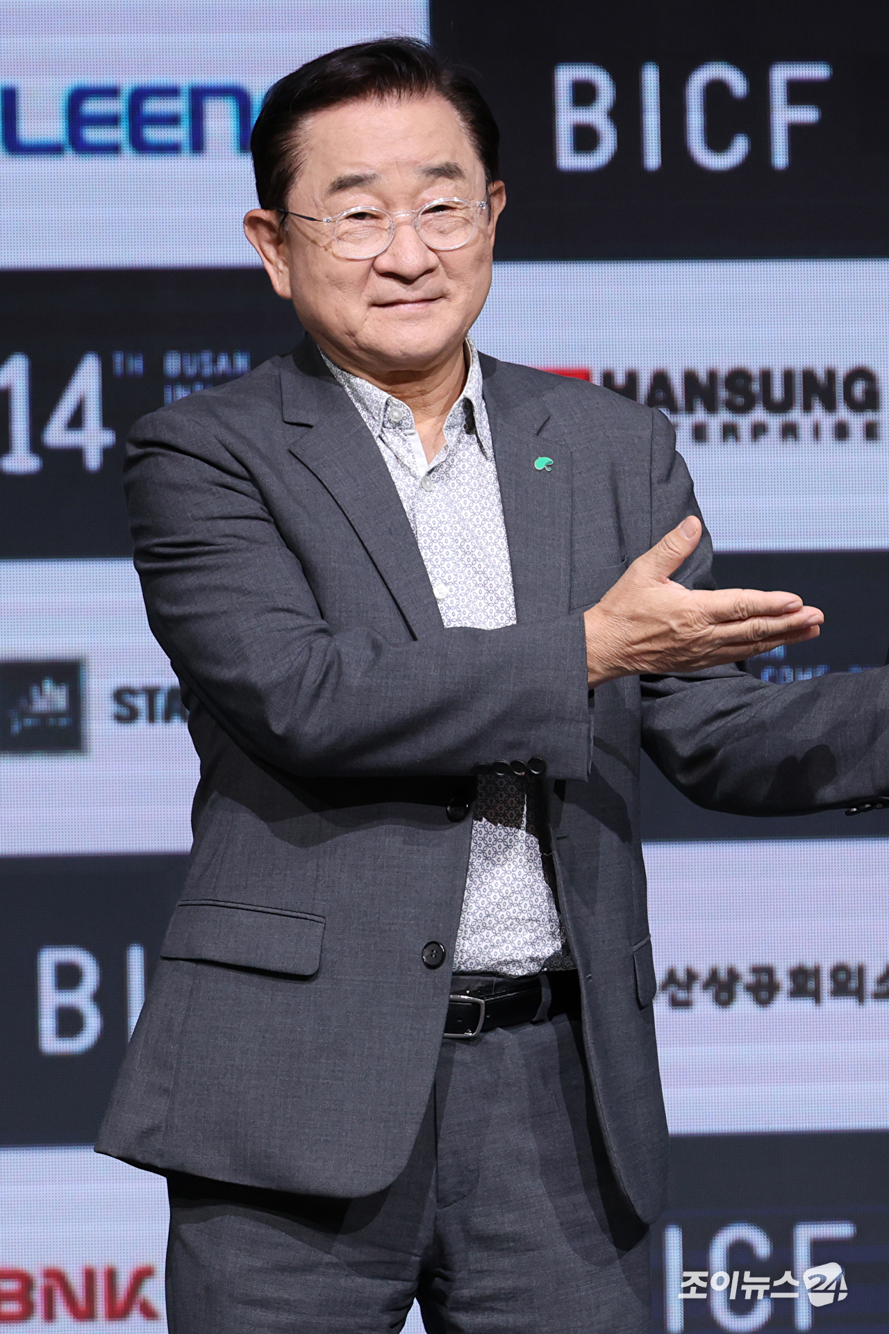 코미디언 신봉선, 이홍렬, 이재형, 정진욱, 한현민이 24일 오후 서울 마포구 상암동 쇼킹케이팝센터에서 열린 '제14회 부산국제코미디페스티벌(BICF)' 기자회견에 참석해 포즈를 취하고 있다. [사진=문수지 기자]