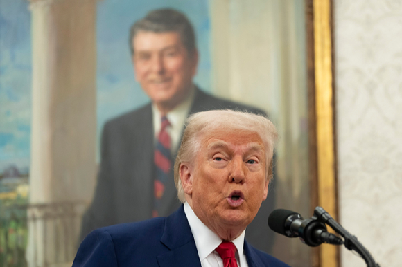 트렌스젠더 학생의 출전을 금지하지 않으면 자금 지원을 끊겠다는 도널드 트럼프 미국 대통령의 경고에도, 트렌스젠더 고교생이 육상대회에서 우승을 차지해 논란이 되고 있다. 사진은 AB 에르난데스(중앙)가 지난달 31일(현지시간) 캘리포니아주에서 열린 높이뛰기 대회에서 우승한 뒤 입상자들과 기념촬영을 하고 있는 모습. [사진=AP/연합뉴스]