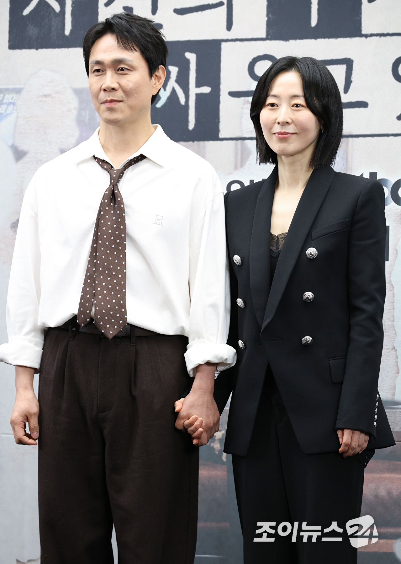 배우 오정세, 강말금이 17일 오후 서울 마포구 상암동 스탠포드 호텔에서 열린 JTBC 새 토일드라마 '모두가 자신의 무가치함과 싸우고 있다' 제작발표회에 참석해 포즈를 취하고 있다. [사진=문수지 기자]