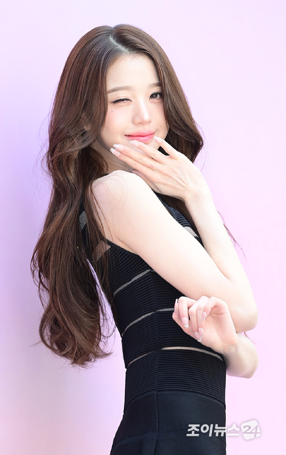 아이브 장원영이 23일 오전 서울 성동구 쎈느 성수에서 열린 다이슨 슈퍼소닉 트래블 라운지 팝업 스토어 행사에 참석하고 있다. [사진=정소희 기자]