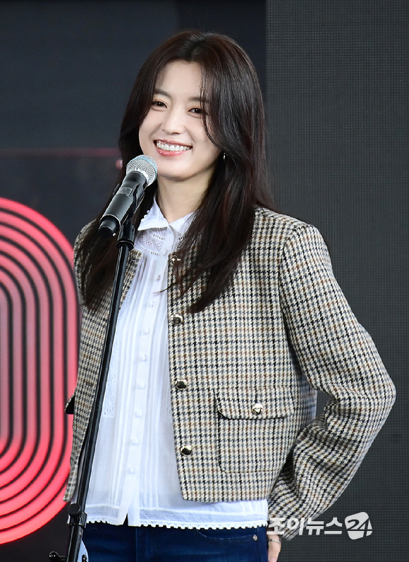 배우 한효주가 20일 오후 부산광역시 해운대구 우동 영화의 전당에서 열린 제30회 부산국제영화제(BIFF) '로맨틱 어나니머스' 야외무대인사 행사에 참석해 츠키카와 쇼 감독과 오구리 슌의 기념사진을 촬영하고 있다. [사진=정소희 기자]