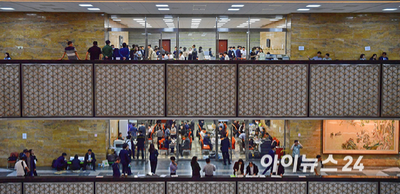 국정감사가 열린 14일 서울 여의도 국회 각 상임위회의장 복도에서 피감기관 관계자들이 분주히 움직이고 있다. [사진=곽영래 기자]