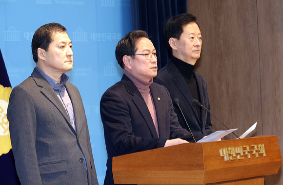 국회 재정경제기획위원회 소속 국민의힘 박수영 간사(가운데) 등 의원들이 18일 국회 소통관에서 이혜훈 기획예산처장관 후보자 인사청문회 거부를 밝히고 있다. 왼쪽부터 박대출, 박수영,최은석 의원. [사진=연합뉴스]