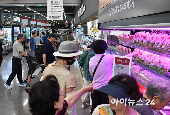 임시 휴업에 들어갔던 홈플러스가 재개장한 13일 오전 서울 홈플러스 강서점에서 시민들이 물건을 구매하고 있다. [사진=곽영래 기자]