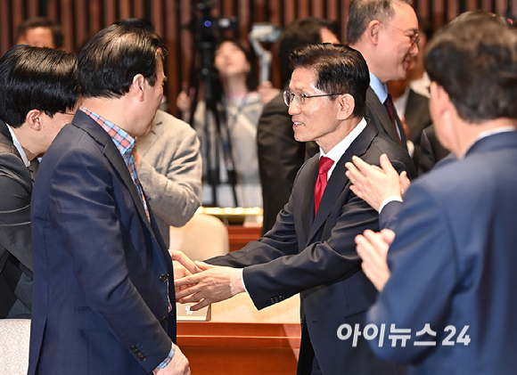 김문수 국민의힘 대선후보가 9일 서울 여의도 국회에서 열린 의원총회에서 의원들과 인사를 하고 있다. [사진=곽영래 기자]