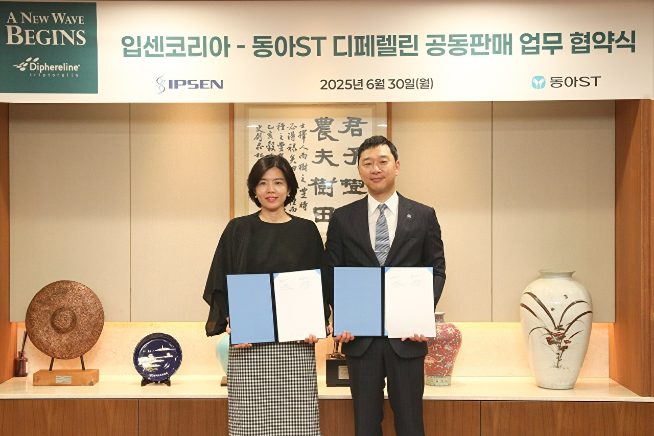 정재훈 동아에스티 사장(오른쪽)과 양미선 입센코리아 대표이사가 '디페렐린' 공동판매 협약 체결식에서 기념사진을 촬영하고 있다. [사진=동아에스티 제공]