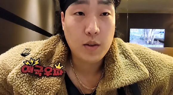 서울서부지방법원 등에서 펼쳐진 윤석열 대통령 탄핵 반대 집회에서 경찰&middot;기자 등에게 위협을 가한 격투기 선수 출신 유튜버가 경찰에 입건됐다. 사진은 유튜브 영상 캡처. [사진=유튜브 '전사 부배달']