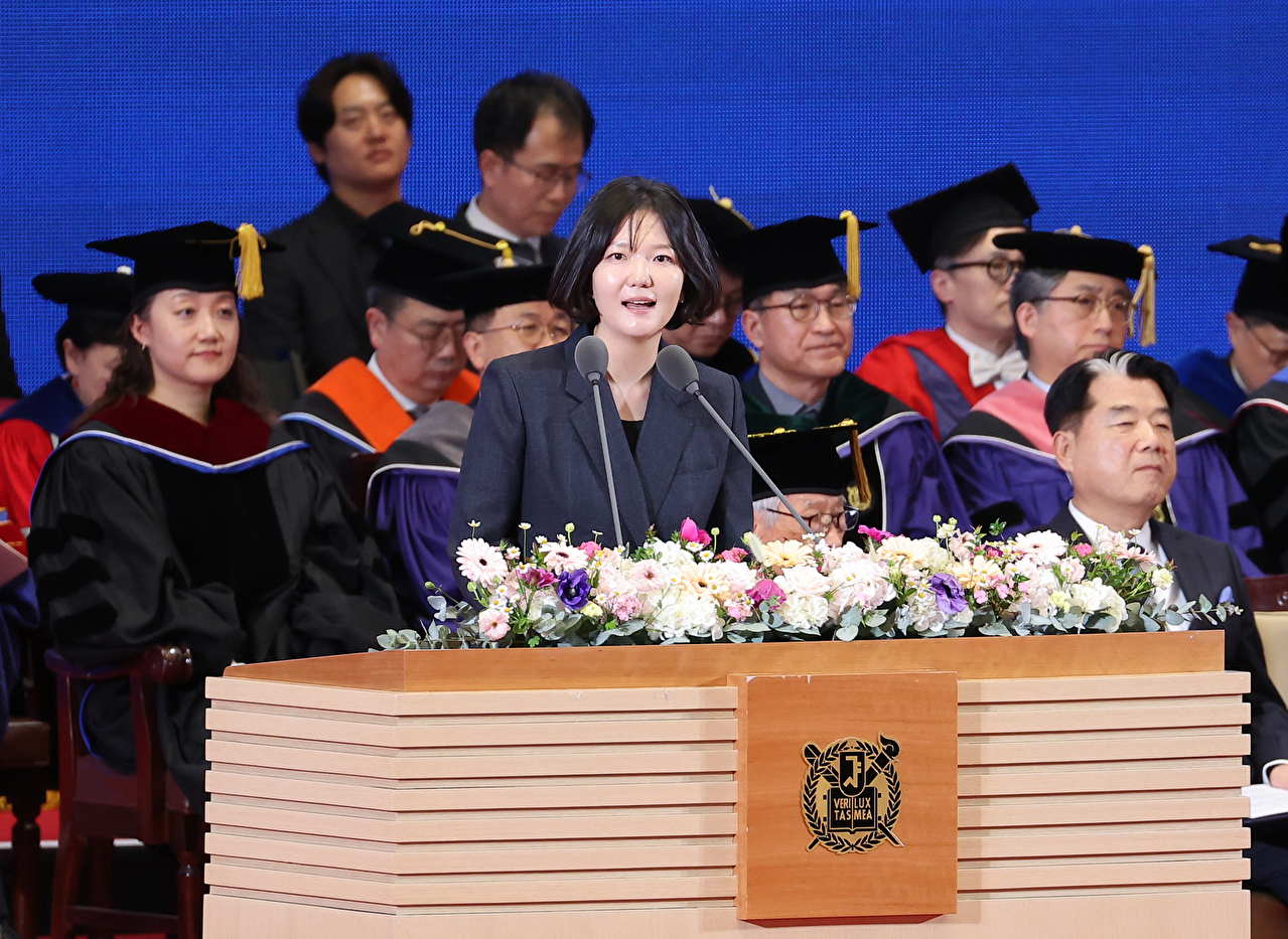 서울대 졸업식장 선 최수연 네이버 대표 "불확실성의 시대, 집요한 성실함이 무기"
