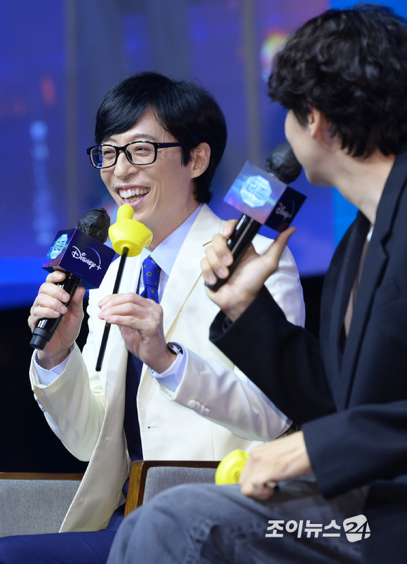 방송인 유재석과 배우 이광수가 6일 오전 서울 중구 소공동 웨스틴 조선 호텔 그랜드볼룸에서 열린 디즈니+ 오리지널 예능 '더 존: 버텨야 산다' 제작발표회에 참석하고 있다. [사진=정소희 기자]