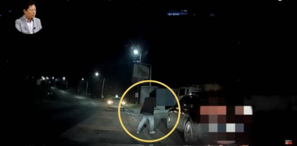 한 음주 운전자가 지난 7일 밤 11시쯤 택시 기사들에게 붙잡혀 경찰에 넘겨졌다. [사진=유튜브 '한문철TV']