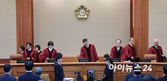 문형배 헌법재판소장 권한대행과 재판관들이 13일 서울 종로구 헌법재판소에서 열린 '윤석열 대통령 탄핵심판 8차 변론'에 입장해 자리하고 있다. [사진=사진공동취재단]