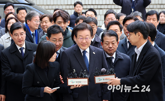 이재명 더불어민주당 대표가 25일 서울 서초구 중앙지방법원에서 열린 위증교사 혐의 사건 1심 선고공판에 출석하고 있다. [사진=사진공동취재단]