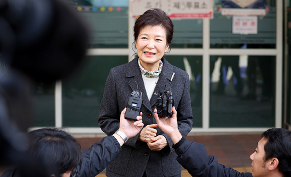 박근혜 전 대통령이 제22대 국회의원 선거일인 10일 대구 달성군 비슬초등학교에 마련된 유가읍 제3투표에서 투표를 마친 후 취재진 질문에 답하고 있다. 2024.04.10. [사진=뉴시스]