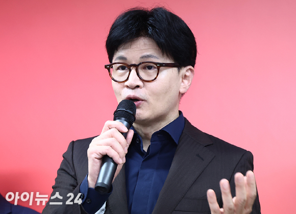 한동훈 국민의힘 대선 경선 후보가 18일 서울 여의도에 마련된 국민먼저캠프 사무실에서 캠프 인사 발표 기자회견을 하고 있다. [사진=곽영래 기자]