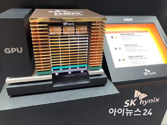 삼성전자(왼쪽)와 SK하이닉스의 부스. [사진=권서아 기자]