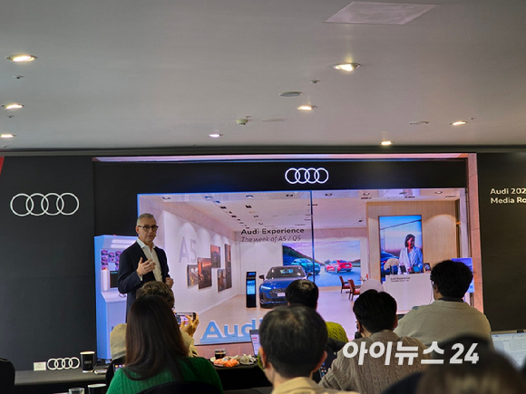스티브 클로티(Steve Cloete) 아우디코리아 사장이 15일 서울 강남구 아우디 도산대로 전시장에서 열린 '2026년 신년 미디어 라운드 테이블'에서 발표하고 있다. [사진=김종성 기자]