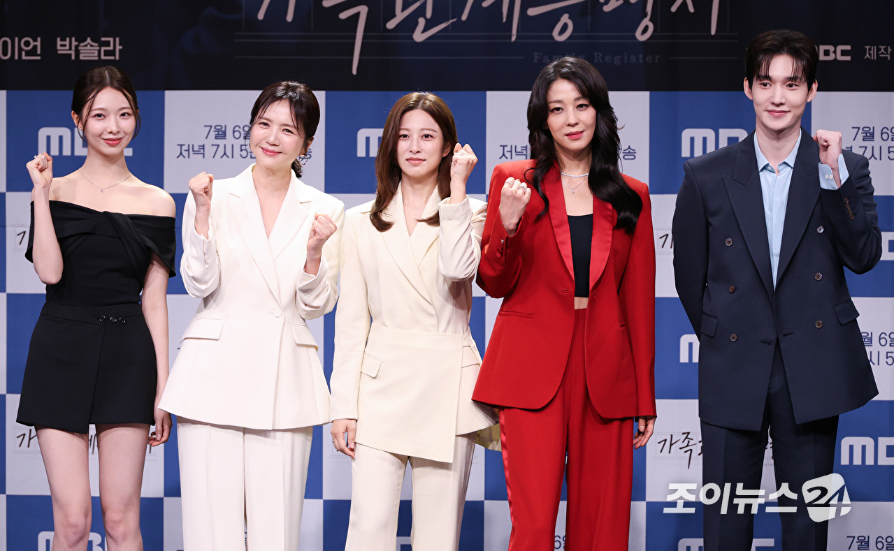 배우 박솔라, 임지은, 박세영, 한고은, 성이언이 2일 오후 서울 마포구 상암동 MBC에서 진행된 MBC 새 일일드라마 '가족관계증명서' 제작발표회에 참석해 포즈를 취하고 있다. [사진=문수지 기자]