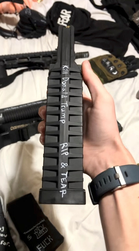 지난 27일(현지시간) 미국 미네소타주 미니애폴리스 가톨릭학교에서 총기난사 사건이 발생한 가운데 인근 공원에서 열린 촛불 추모식에서 두 어린이가 서로 껴안고 위로하며 울음을 터뜨리고 있다. [사진=로이터/연합뉴스]