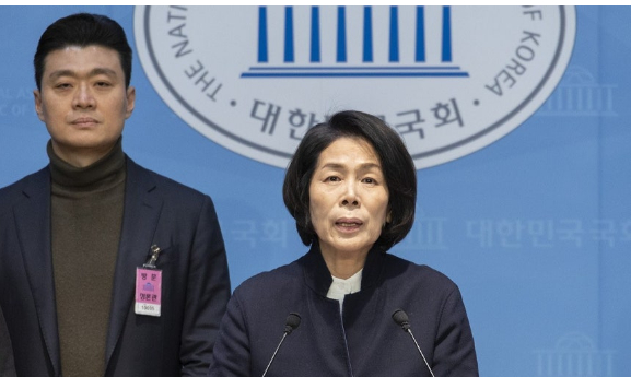 최민희 더불어민주당 의원이 1월 2일 서울 여의도 국회에서 쿠팡 개인정보 유출 관련 소송을 제기한 시민단체와 법무법인 관계자들과 규탄 기자회견을 하고 있다. [사진=연합뉴스]