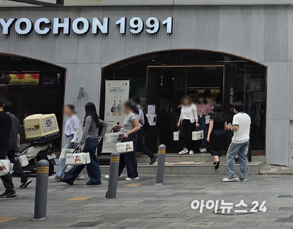 25일 오전 서울 종각역 인근 생맥주 전문점에서 시민들이 축구 경기를 관람하고 있다. [사진=구서윤 기자]