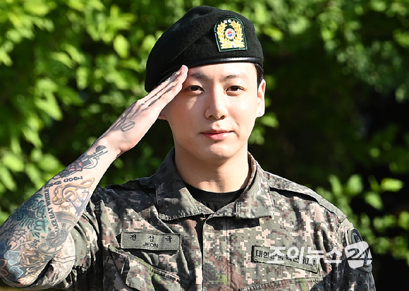 그룹 방탄소년단(BTS) 지민, 정국이 육군 현역으로 군 복무를 마치고 만기 전역했다.11일 오전 경기 연천군 연천공설운동장에서 진행된 전역 행사에서 정국이 포즈를 취하고 있다. [사진=곽영래 기자]
