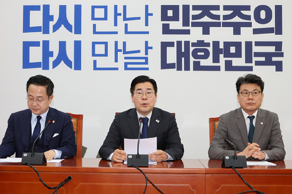 더불어민주당 박찬대 당대표 직무대행 겸 원내대표가 29일 서울 여의도 국회에서 열린 원내대책회의에서 발언하고 있다. 2025.4.29 [사진=연합뉴스]