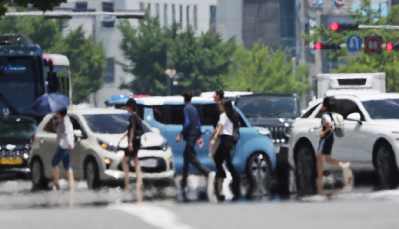 울산시 남구 한 도로 위로 폭염으로 지열로 인한 아지랑이가 피어오르고 있다. 기사와 직접적인 관련은 없는 사진. [사진=연합뉴스]