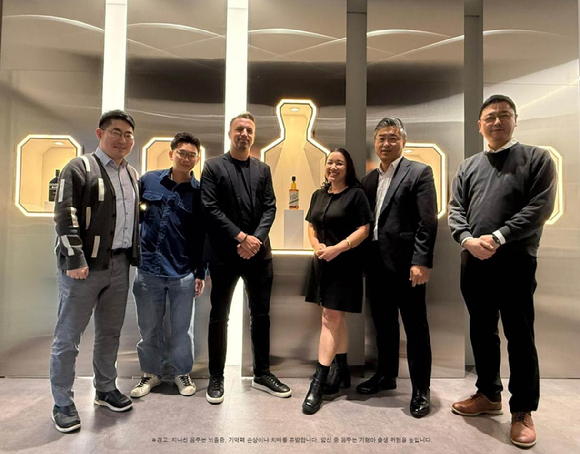 골든블루 인터내셔널은 지난 10월 24일 골든블루 서울사무소에서 사제락 컴퍼니와 사업 파트너십 강화를 위한 공식 미팅을 진행했다. (왼쪽부터) 이진성 골든블루 인터내셔널 대리, 티모시 탄 사제락 컴퍼니 북아시아 커머셜 디렉터, 조 바커 아시아 지역 총괄 디렉터, 안나 램 마케팅 디렉터, 김관태 골든블루 인터내셔널 마케팅본부 이사, 김형준 마케팅 팀장. [사진=골든블루]