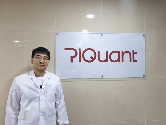 피도연 파이퀀트 대표가 회사 로고와 함께 포즈를 취하고 있는 모습 [사진=파이퀀트]