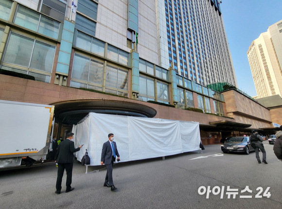 무함마드 빈 살만 사우디아라비아 왕세자가 방한한 가운데 17일 서울 중구 소공동 롯데호텔 앞에 가림막이 설치돼 있다. [사진=서민지 기자]