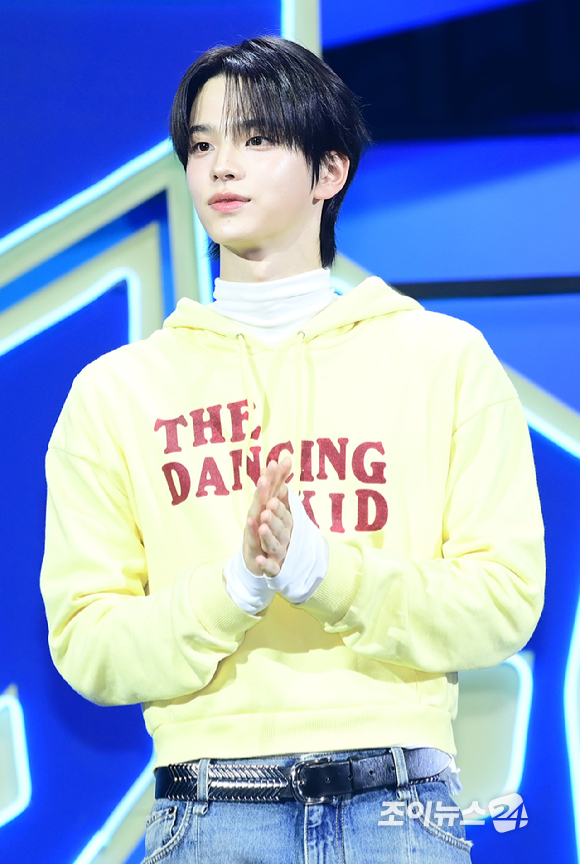 [포토] 투어스 신유, 작은 얼굴에 태평양 어깨