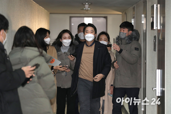 이준석 국민의힘 대표가 10일 서울 종로구의 한 오피스텔에 위치한 김종인 전 국민의힘 총괄선대위원장의 사무실로 향하고 있다. [사진=국회사진취재단]