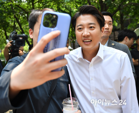 이준석 개혁신당 대선 후보가 30일 오후 서울 마포구 경의선 숲길에서 시민들과 사진촬영을 하고 있다. [사진=곽영래 기자]