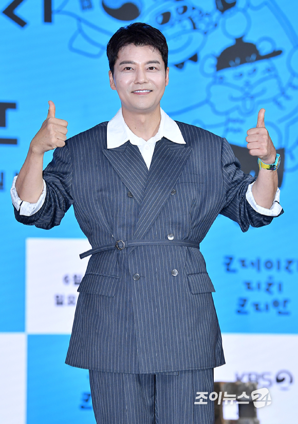 방송인 전현무가 10일 오전 서울 영등포구 여의도동 KBS별관에서 진행된 KBS 2TV 새 예능프로그램 '크레이지 리치 코리안' 제작발표회에 참석해 포즈를 취하고 있다. [사진=문수지 기자]