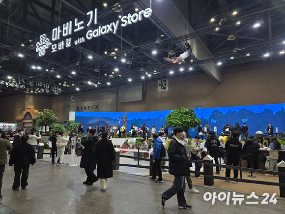 5일 일산 킨텍스에서 AGF(애니메이션·게임 페스티벌) 2025가 개막한 가운데 관람객들이 행사 시작 전 입장을 기다리고 있다. [사진=박정민 기자]