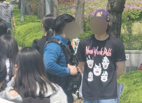 15일 연세대 '팔레스타인 유인물' 소동에 경찰이 출동한 모습 [사진='얄라 연세'/연합뉴스]