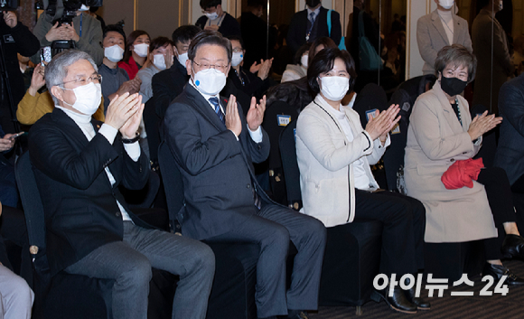 이재명 더불어민주당 대선후보(왼쪽 둘째)가 지난 23일 오후 서울 여의도 서울시티클럽에서 열린 열린민주당 당원 토크콘서트에 참석해 박수를 치고 있다. [사진=김성진 기자]