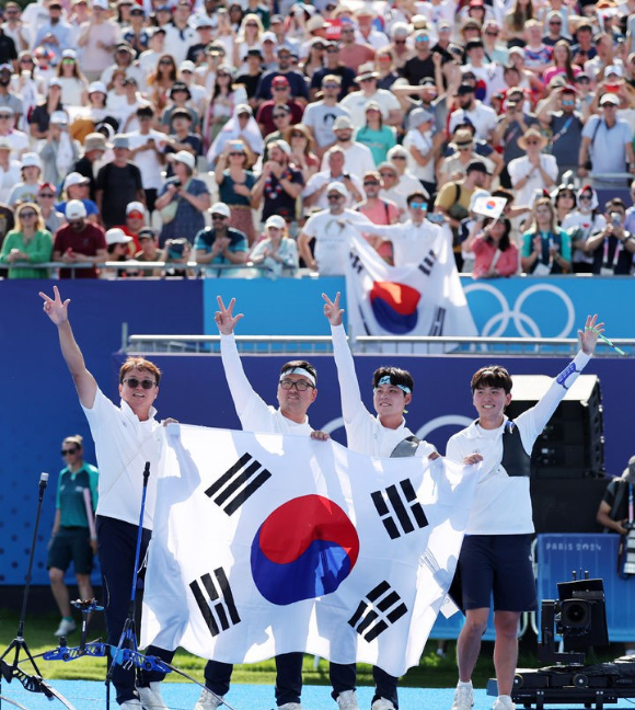 김우진, 김제덕, 이우석이 29일(현지시각) 프랑스 파리 레쟁발리드에서 열린 2024 파리올림픽 양궁 남자 단체전 결승 프랑스와의 경기에서 승리하며 금메달을 확정한 뒤 환호하고 있다. [사진=뉴시스]