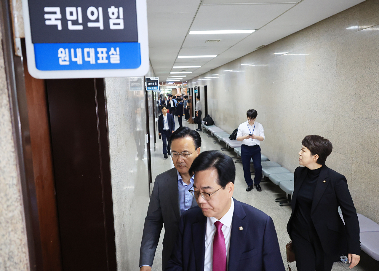 12&middot;3 비상계엄 관련 내란&middot;외환 의혹을 수사 중인 조은석 특별검사팀이 '계엄 해제 방해 의혹'과 관련해 추경호 전 국민의힘 원내대표를 겨냥한 강제수사에 나선 2일 서울 국회의사당 국민의힘 원내대표실로 송언석 원내대표가 들어서고 있다. 이날 특검은 국민의힘 원내대표실을 압수수색 대상에 포함했다. 2025.9.2 [사진=연합뉴스]