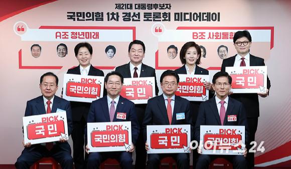 윤석열 전 대통령이 11일 오후 서울 용산구 한남동 대통령 관저를 떠나 서초동 사저로 이동하며 지지자들과 인사를 하고 있다. [사진=정소희 기자]